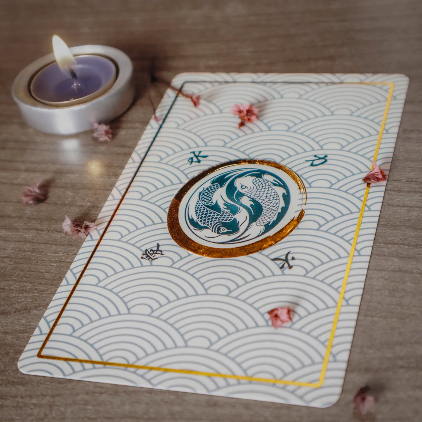 back_of_cards_with_gold_foil_Reitekina_tabi_tarot