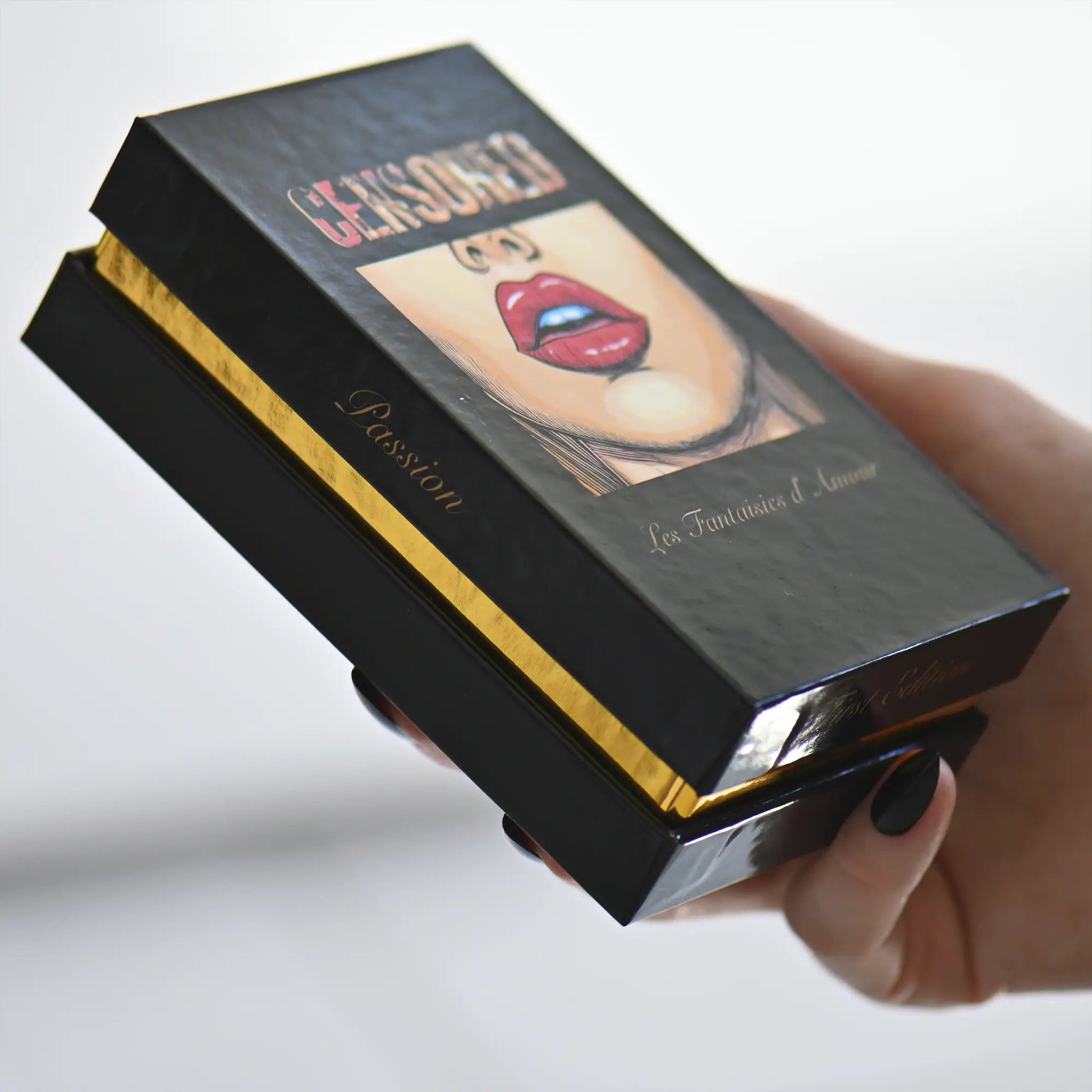 Les Fantaisie d’Amour (Tarot - Manara, 78 cards, Gold Metallic Foil, Black EDGE, Linen Finish) - ManeoShop